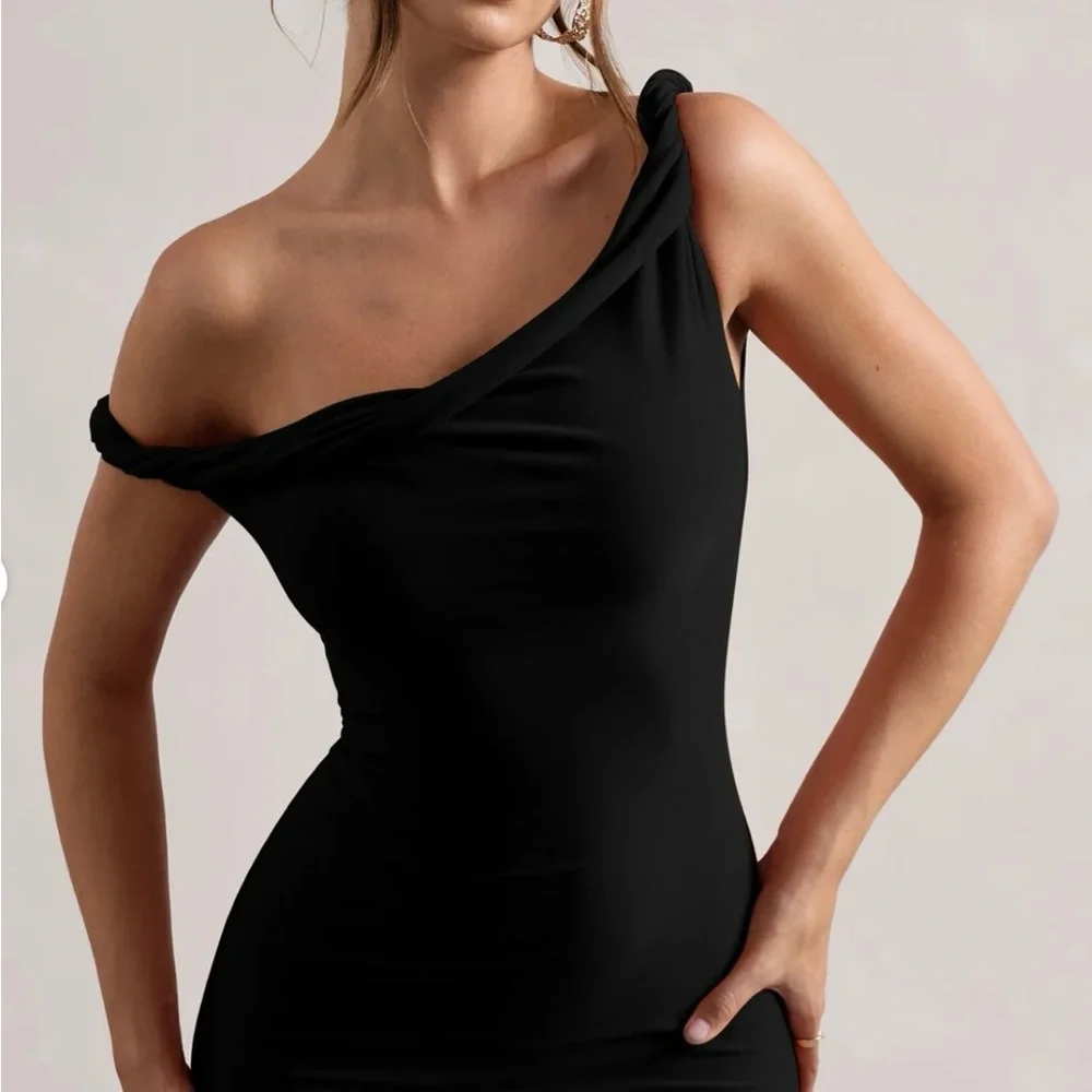 Elegant Black One-Shoulder Dress - Picture 2 of 4